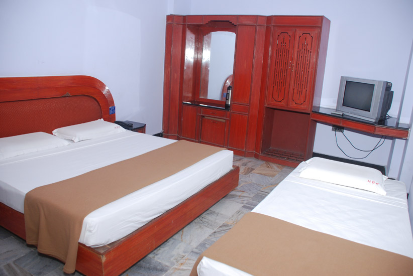 Twin bedroom with wardrobe