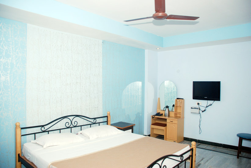 A/C bedroom with ceiling fan